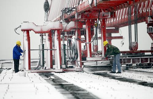12月15日,九江新長江大橋工地建設(shè)者們在風(fēng)雪中檢查橋梁設(shè)備,確保安全生產(chǎn)。當(dāng)日,江西大部分地區(qū)迎來今年入冬以來首場大雪,江西省氣象臺在15日9時發(fā)布了近年來罕見的暴雪黃色預(yù)警信號,贛北贛中將出現(xiàn)較明顯的降雪天氣,部分地區(qū)降雪量將超過6毫米。目前,江西各地已加強冰雪災(zāi)害的預(yù)防工作。新華社發(fā)(洪顯智 攝)