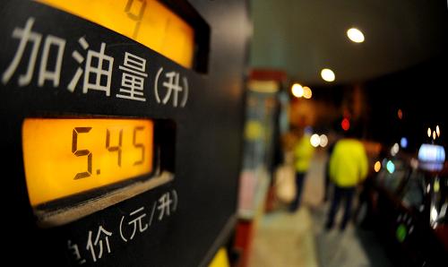 6月1日在沈陽一家加油站拍攝的調(diào)整后的93號汽油價(jià)格。新華社記者 李鋼 攝