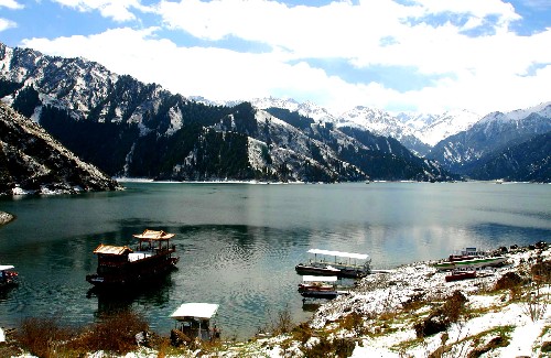 5月2日,雪后的新疆天山天池景區(qū)風(fēng)景如畫。 5月1日晚,新疆天山天池風(fēng)景區(qū)出現(xiàn)降雪,雪后的天池景區(qū)內(nèi)白雪、蒼松與高山湖泊相映襯,顯得格外動人,吸引眾多游客。 新華社記者 王菲 攝