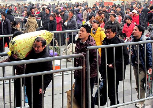 2月7日,旅客進(jìn)入鄭州火車站候車大廳。當(dāng)日是農(nóng)歷正月初五,春節(jié)假期接近尾聲,鄭州火車站返程客流明顯增多。鐵道部發(fā)布的信息顯示,節(jié)后客流壓力將大大超過(guò)節(jié)前,第一個(gè)返程高峰將在2月8日出現(xiàn)。 新華社記者 陳飛 攝
