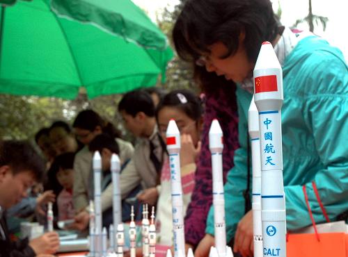 3月20日,市民在觀看發(fā)射氣象衛(wèi)星的火箭模型。當(dāng)日,為迎接3月23日“世界氣象日”,廣州氣象衛(wèi)星地面站向公眾開放一天,供市民參觀咨詢?,F(xiàn)場展示的氣象應(yīng)急車、人工影響天氣火箭發(fā)射車、風(fēng)廓線雷達等吸引了很多市民參觀。新華社記者 田建川 攝