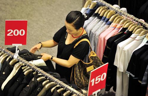 5月11日,一位顧客在深圳地王購物中心選購服裝。 當(dāng)日,國家統(tǒng)計(jì)局公布4月份國民經(jīng)濟(jì)主要指標(biāo)數(shù)據(jù),其中,社會消費(fèi)品零售總額11510億元,同比增長18.5%,比上年同月加快3.7個百分點(diǎn),比3月份加快0.5個百分點(diǎn)。1月至4月份,社會消費(fèi)品零售總額47884億元,同比增長18.1%,比上年同期加快3.1個百分點(diǎn)。 新華社記者 陳曄華 攝