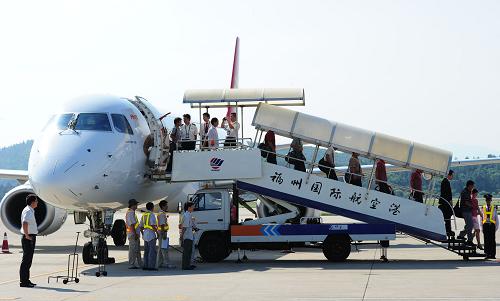 9月13日15時(shí),經(jīng)過(guò)中國(guó)政府嚴(yán)正交涉,被日方非法抓扣的14名中國(guó)漁民乘中國(guó)政府包機(jī)安全返抵福州。