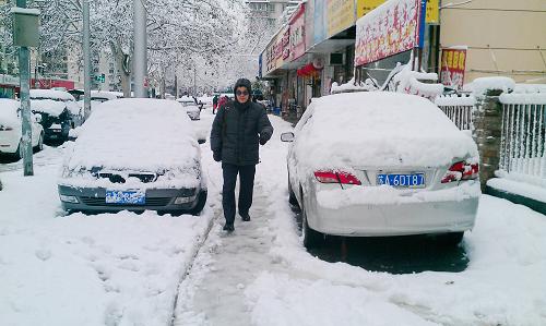 2月19日,南京市民在積雪中艱難出行。新華社記者 沈鵬 攝