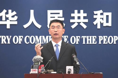 11月16日,商務部新聞發(fā)言人姚堅在介紹情況。當日,商務部舉行新聞發(fā)布會,介紹2010年1-10月,全國進出口總額為23934億美元,已超過去年全年22073億美元的水平。新華社記者 邢廣利攝