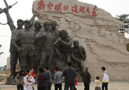 10月1日,游客在西柏坡景區(qū)參觀。國慶節(jié)當日,不少單位和個人選擇到革命圣地西柏坡參觀旅游,接受革命傳統(tǒng)教育。新華社記者 鞏志宏 攝