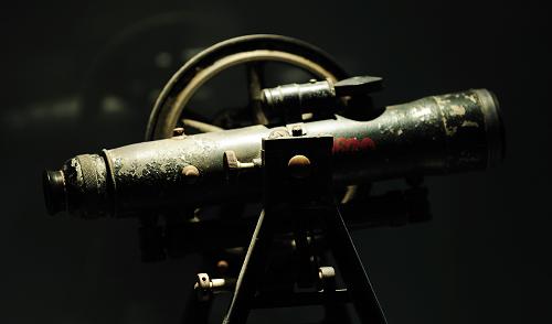 中國測繪科技館內(nèi)展示的20世紀80年代我國測繪工作者使用的游標經(jīng)緯儀,廣泛用于距離和角度的測量(7月27日攝)。新華社發(fā)