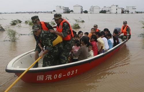 6月22日上午,江西消防總隊(duì)南昌消防支隊(duì)官兵在臨川區(qū)羅針鎮(zhèn)滸家村轉(zhuǎn)移被洪水圍困的群眾。新華社發(fā)(梁振堂 攝)