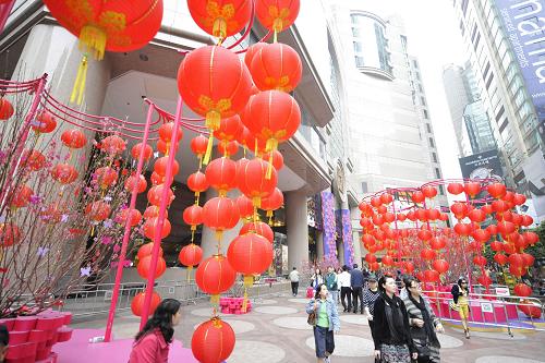 2月2日,游人從香港時(shí)代廣場(chǎng)前經(jīng)過(guò)。春節(jié)將至,香港各大商場(chǎng)裝扮得喜氣洋洋,迎接春節(jié)購(gòu)物季的到來(lái)。新華社記者 黃曉勇 攝