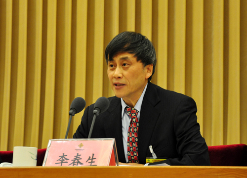 2013年1月26日,中華全國供銷合作總社第五屆理事會第六次全體會議在京召開。圖為供銷合作總社黨組副書記、理事會副主任李春生作工作報告。中國政府網(wǎng) 肖磊濤 攝
