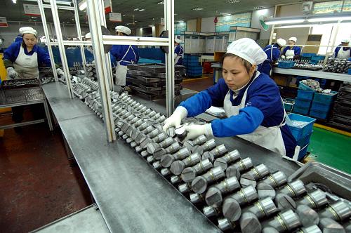 杭州萬向集團(tuán)工人正在生產(chǎn)自主研發(fā)、創(chuàng)新的品牌產(chǎn)品(11月19日攝)。近年來,浙江省堅(jiān)持以科學(xué)發(fā)展觀為指導(dǎo),全面實(shí)施“創(chuàng)業(yè)富民、創(chuàng)新強(qiáng)省”戰(zhàn)略,推動(dòng)經(jīng)濟(jì)發(fā)展“爬坡過坎”。“兩創(chuàng)”戰(zhàn)略正成為這個(gè)民營(yíng)經(jīng)濟(jì)大省應(yīng)對(duì)世界金融危機(jī)、打開轉(zhuǎn)型升級(jí)之門的一把金鑰匙。 新華社記者 王小川 攝
