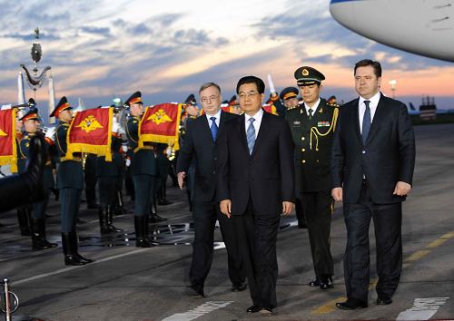 6月16日,中國(guó)國(guó)家主席胡錦濤乘專機(jī)抵達(dá)莫斯科,開始對(duì)俄羅斯進(jìn)行國(guó)事訪問(wèn)。俄羅斯能源部長(zhǎng)謝爾蓋·什馬特科(右一)到機(jī)場(chǎng)迎接。新華社記者 饒愛(ài)民 攝