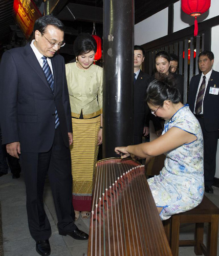 10月12日,中國(guó)國(guó)務(wù)院總理李克強(qiáng)在泰國(guó)總理英拉的陪同下,參觀清邁國(guó)際園藝博覽會(huì)會(huì)址。 新華社記者 黃敬文 攝