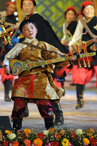 2月15日,西藏定日縣10歲的小加措(前)在與大人們一起跳當(dāng)?shù)孛耖g舞蹈《堆諧》。由西藏電視臺主辦的藏歷新年電視綜藝晚會(huì)《雪域歡歌》進(jìn)入倒計(jì)時(shí)聯(lián)排階段。晚會(huì)上除觀眾熟悉的西藏當(dāng)?shù)孛餍峭?,還有來自北京、四川、云南、甘肅等地的著名演員共近800人,其中200多名地地道道的農(nóng)牧民將出演4個(gè)原生態(tài)節(jié)目。晚會(huì)將于2月24日和觀眾見面。 新華社記者 索朗羅布 攝