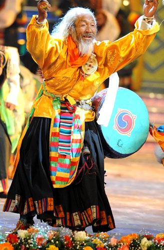 2月15日,西藏瓊結(jié)縣78歲的農(nóng)民老藝人尼瑪旺久在跳卓舞《雅礱春潮》。他是藏歷新年晚會(huì)中年齡最大的演員。新華社記者 索朗羅布 攝
