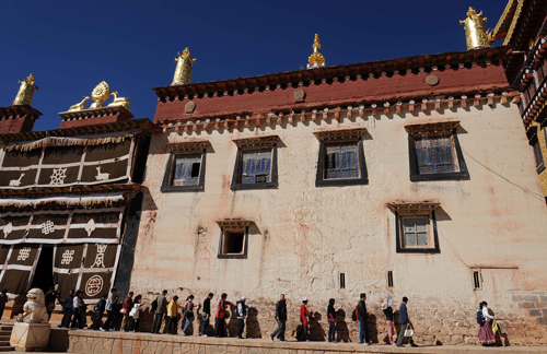 這是一些外地游客在松贊林寺旅游觀光(攝于2月13日)。云南省迪慶藏族自治州香格里拉縣地處青藏高原東南邊緣,屬于世界自然遺產(chǎn)“三江并流”的核心區(qū)域。近年來(lái),旅游業(yè)逐漸成為這里的重要支柱產(chǎn)業(yè)。建于1679年的松贊林寺位于香格里拉縣境內(nèi),是云南最大的藏傳佛教寺廟群落,有“小布達(dá)拉宮”的美譽(yù)。目前該寺已成為迪慶州“旅游觀光、藏傳佛教文化展示”的熱點(diǎn)景區(qū),每年吸引上百萬(wàn)海內(nèi)外游客前來(lái)旅游觀光。新華社記者藺以光攝