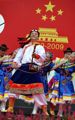 10月2日,福州市老干部文化藝術(shù)團(tuán)的演員們?cè)诒硌莞栉琛肚闈M天路》。 當(dāng)日,“萬(wàn)歲祖國(guó)、騰飛海西”大型廣場(chǎng)文藝演出在福州市五一廣場(chǎng)舉行,來(lái)自福州市老干部文化藝術(shù)團(tuán)的老人們用激情的紅歌、奔放的舞蹈和精彩的時(shí)裝表演,展現(xiàn)當(dāng)代老年人的風(fēng)采,為節(jié)日的榕城增添了喜慶。 新華社記者 姜克紅 攝