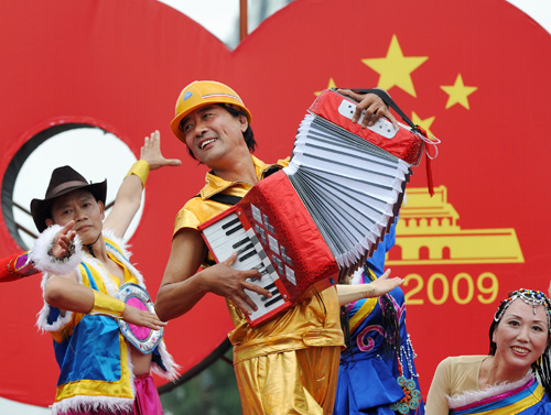 10月2日,福州市老干部文化藝術(shù)團(tuán)的演員們?cè)谶M(jìn)行歌舞表演。 當(dāng)日,“萬(wàn)歲祖國(guó)、騰飛海西”大型廣場(chǎng)文藝演出在福州市五一廣場(chǎng)舉行,來(lái)自福州市老干部文化藝術(shù)團(tuán)的老人們用激情的紅歌、奔放的舞蹈和精彩的時(shí)裝表演,展現(xiàn)當(dāng)代老年人的風(fēng)采,為節(jié)日的榕城增添了喜慶。 新華社記者 姜克紅 攝