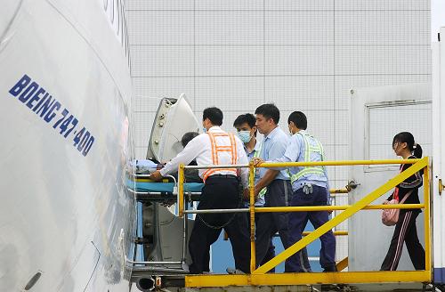 5月13日,工作人員將葉志棠送上飛機(jī)。新華社發(fā)(吳景騰 攝)