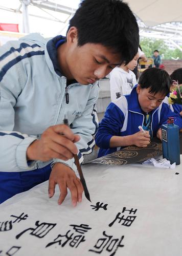 5月16日,長沙縣特殊教育學(xué)校的學(xué)生在展示書畫才藝。新華社記者 李尕 攝