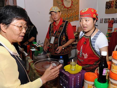 5月18日,第十一屆海交會臺灣縣市名優(yōu)特產(chǎn)品展區(qū)內(nèi),臺灣展商在向游客推薦臺灣特產(chǎn)。新華社記者 姜克紅 攝