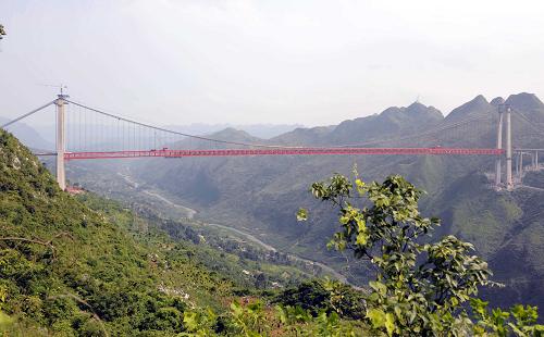 這是6月19日記者在2公里以外拍攝的壩陵河特大橋。新華社記者 楊楹 攝