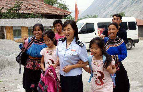 6月21日,在四川廣安異地復課近一年之久的汶川縣綿虒小學兩名孩子在“愛心媽媽”的護送下高興地回家。新華社發(fā)
