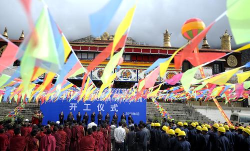 6月25日,拉薩市哲蚌寺舉行文物保護(hù)暨給排水工程開(kāi)工儀式。作為西藏最大的一座寺廟,哲蚌寺在1982年被列為全國(guó)重點(diǎn)文物保護(hù)單位。哲蚌寺維修工程是我國(guó)政府在“十一五”期間投入5.7億元對(duì)西藏22處古文物建筑進(jìn)行保護(hù)維修項(xiàng)目中的一項(xiàng)。即將實(shí)施的哲蚌寺給排水工程總投資達(dá)到了1739萬(wàn)元,給排水工程將要對(duì)寺廟內(nèi)僧人生活用水,古文物建筑消防安全用水和排水系統(tǒng)進(jìn)行改建。新華社記者 普布扎西 攝