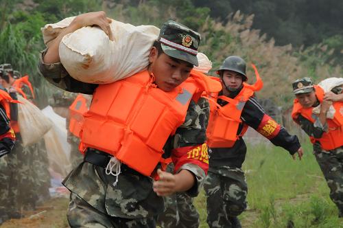 6月25日,駐守在華能福州電廠的武警在該電廠灰壩演練防臺(tái)防汛應(yīng)急搶險(xiǎn),提高電廠電網(wǎng)對(duì)臺(tái)風(fēng)登陸的應(yīng)急反應(yīng)能力。“蓮花”剛走“浪卡”又來。據(jù)福建省氣象臺(tái)消息,今年第4號(hào)熱帶風(fēng)暴“浪卡”于6月25日凌晨橫穿過菲律賓中部,現(xiàn)以每小時(shí)20公里左右的速度移入南海南部洋面,強(qiáng)度將逐漸加強(qiáng),并向福建中南部至廣東東部沿??拷?。受“浪卡”影響,26日夜里起,福建省南部沿海風(fēng)力開始加大,將出現(xiàn)6至8級(jí)偏東風(fēng)。新華社記者 來建強(qiáng) 攝