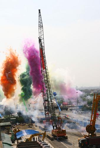 6月26日,寧波軌道交通1號(hào)線一期工程世紀(jì)大道站工地一派熱火朝天的景象。當(dāng)日,浙江寧波市軌道交通1號(hào)線一期工程正式開工。據(jù)了解,寧波軌道交通1號(hào)線一期工程全長(zhǎng)20.878公里,預(yù)計(jì)2014年通車試運(yùn)營(yíng)。新華社發(fā)(張培堅(jiān) 攝)