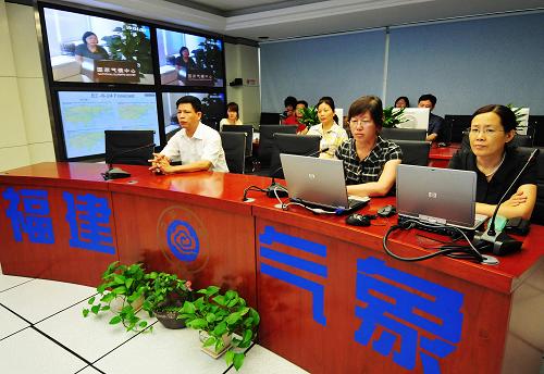 6月26日,福建省氣象局和漳州、廈門(mén)、龍巖市氣象部門(mén)會(huì)商后研判。當(dāng)日,經(jīng)過(guò)福建省和漳州、廈門(mén)、龍巖市氣象部門(mén)會(huì)商后研判,今年第四號(hào)熱帶風(fēng)暴“浪卡”可能于26日夜里到27日中午在閩南到粵中一帶沿海登陸。福建省氣象臺(tái)繼續(xù)發(fā)布臺(tái)風(fēng)黃色預(yù)警信號(hào),提示沿海船只和漁排嚴(yán)加戒備,要求各地加強(qiáng)對(duì)水利工程特別是各類(lèi)水庫(kù)工程的巡查。新華社記者 魏培全 攝