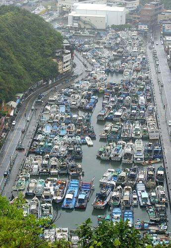 8月6日,臺(tái)灣宜蘭縣南方澳港內(nèi)停滿(mǎn)躲避臺(tái)風(fēng)的船只。新華社發(fā)(吳景騰 攝)