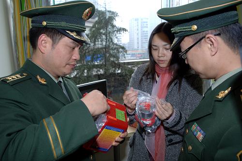 12月1日,重慶市消防總隊(duì)檢查人員在九龍坡某大廈酒店檢查防毒面具。新華社記者 陳誠(chéng) 攝