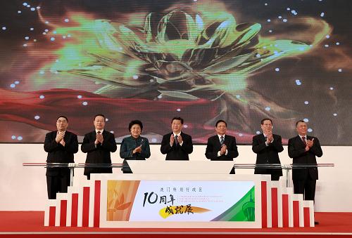 12月11日,澳門特別行政區(qū)10周年成就展在北京首都博物館開幕。中共中央政治局常委、國(guó)家副主席習(xí)近平出席開幕式并為展覽揭幕。新華社記者 龐興雷 攝