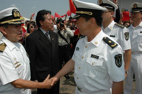 12月10日,在厄瓜多爾的瓜亞基爾港,中國海軍北海艦隊(duì)副司令員王福山少將(前右)與前來迎接中國海軍艦艇編隊(duì)來訪的厄瓜多爾海軍港務(wù)局局長哈拉上校(左一)握手。當(dāng)天,中國海軍艦艇編隊(duì)抵達(dá)厄瓜多爾最大港口城市瓜亞基爾,開始為期4天的訪問。新華社記者 郝云甫 攝