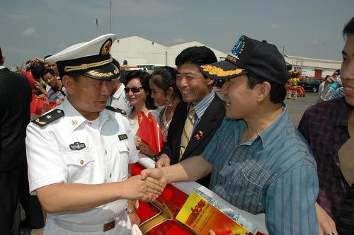 12月10日,在厄瓜多爾瓜亞基爾,中國海軍北海艦隊(duì)副司令員王福山少將(前左)與前來迎接中國海軍艦艇編隊(duì)來訪的華人華僑握手。新華社記者 郝云甫 攝