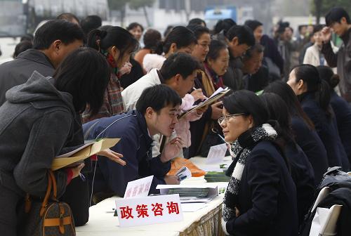 12月11日,上海市閔行區(qū)經濟適用房政策咨詢點前聚集了許多前來咨詢的市民。當日,為保證經濟適用房申購階段各項工作的有序進行,上海市經濟適用房政策咨詢活動在上海市閔行、徐匯兩個試點區(qū)展開,來自兩區(qū)住房保障工作辦公室的專業(yè)人員現場為申購者答疑解惑。據了解,上海首批經濟適用房試點供應房源的銷售基準單價在4800元至5200元之間,從2009年12月18日到2010年1月17日,閔行、徐匯兩個區(qū)各街道社區(qū)事務受理服務中心將接受經適房的購房申請。新華社記者 裴鑫 攝