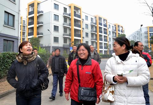 12月11日,市民在參觀上海市閔行區(qū)經濟適用房試點房源翔泰苑。新華社記者 裴鑫 攝