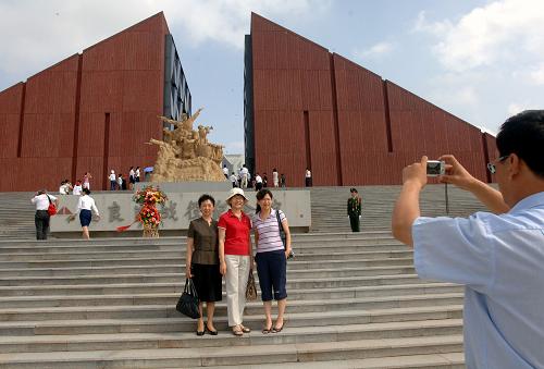 游客在山東省蒙陰縣孟良崮戰(zhàn)役紀念館拍照留念(2008年8月29日攝)。山東臨沂是著名的革命老區(qū),抗日戰(zhàn)爭和解放戰(zhàn)爭時期,沂蒙人民為抗擊外來侵略和中國革命的勝利作出了巨大的貢獻和犧牲。作為山東革命文化的集中代表,臨沂被列為山東省紅色文化聚集區(qū),是山東省規(guī)劃建設(shè)的三大文化園之一。經(jīng)過多年的建設(shè)和宣傳,臨沂已成為全國聞名的愛國主義教育基地。目前,臨沂市共有國家級愛國主義教育基地4處,省級愛國主義教育基地20處,市級愛國主義教育基地54處,縣級愛國主義教育基地260多處。新華社發(fā)