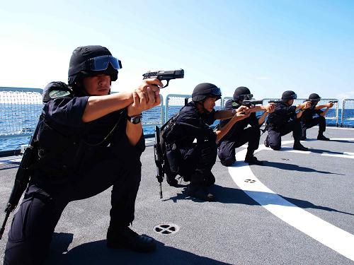 12月16日,在中國(guó)海軍第四批護(hù)航編隊(duì)的“馬鞍山”艦上,特戰(zhàn)隊(duì)員進(jìn)行射擊訓(xùn)練。進(jìn)入11月份以來(lái),索馬里海盜活動(dòng)增加,頻繁襲擾過(guò)往商船。中國(guó)海軍護(hù)航編隊(duì)緊密結(jié)合護(hù)航行動(dòng),不斷加強(qiáng)針對(duì)性訓(xùn)練,提高了應(yīng)對(duì)處置突發(fā)情況能力。新華社記者 楊志剛 攝