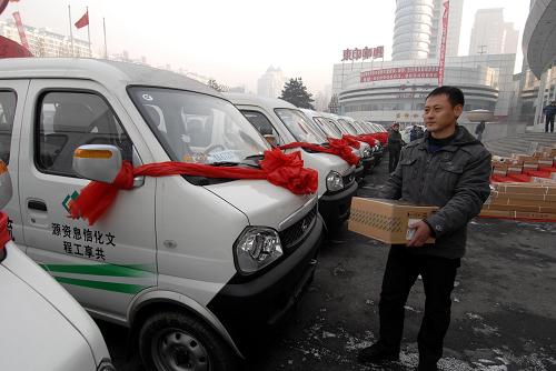 12月22日,工作人員將電腦搬運上車。當日,黑龍江省文化信息共享工程“流動服務車及服務設備”配送啟動儀式在黑龍江省圖書館舉行。“流動服務車及服務設備”配送工程為黑龍江省81個縣區(qū)共享工程支中心配送文化共享工程流動服務車、為6680個村級服務點配送投影機和電腦,設備總價值達3800萬元。同時省級分中心還為81個縣區(qū)支中心配發(fā)農業(yè)、科技、醫(yī)藥、衛(wèi)生、藝術等方面的電子文獻光盤44張。新華社記者 王松 攝