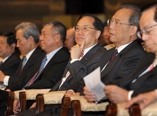 4月18日,博鰲亞洲論壇2009年年會在海南博鰲舉行開幕式。這是日本前首相福田康夫、博鰲亞洲論壇副理事長曾培炎、香港特別行政區(qū)行政長官曾蔭權(quán)、澳門特別行政區(qū)行政長官何厚鏵(從右至左)等在開幕式上。新華社記者 馬占成 攝
