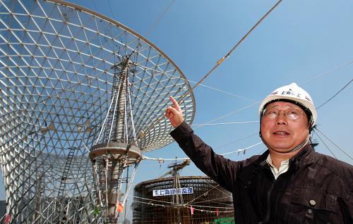 4月30日,上海建工集團副總工程師、中國鋼結構安裝專家吳欣之在現(xiàn)場講述“陽光谷”鋼結構的特點。 新華社記者 任瓏 攝