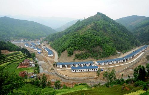 4月29日,在陜西省寧強(qiáng)縣東麗村,用于安置“5·12”地震受災(zāi)群眾的集中安置點(diǎn)已基本建設(shè)完成。在東麗村集中建設(shè)的新房可安置近700人,其中部分受災(zāi)群眾可在5月12日前搬入新居。毗鄰四川的寧強(qiáng)縣是汶川地震中陜西省受災(zāi)最重的兩個(gè)縣之一。 新華社發(fā)(鄭元平 攝)