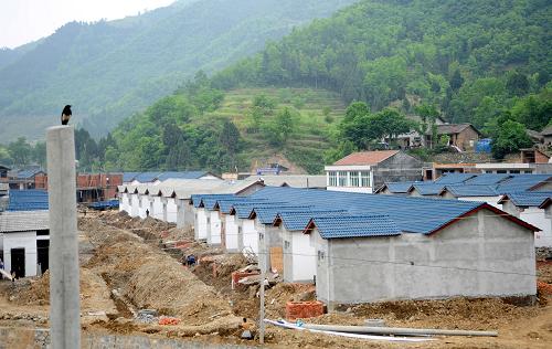 4月29日,在陜西省寧強(qiáng)縣東麗村,用于安置“5·12”地震受災(zāi)群眾的集中安置點(diǎn)已基本建設(shè)完成,正進(jìn)行后期收尾工作。 新華社發(fā)(鄭元平 攝)