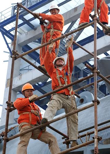 4月30日,中國石化第四建設公司的建設者在進行超大型設備安裝前的準備。 新華社記者 劉海峰 攝