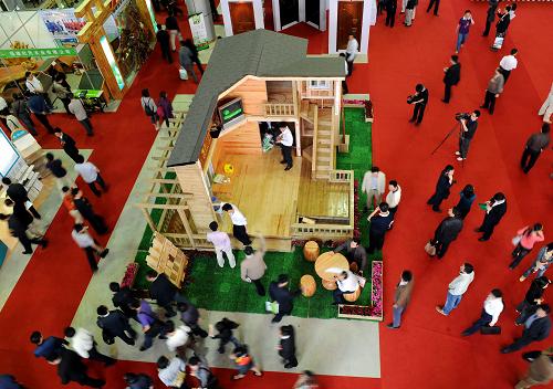 4月30日,第四屆中國(莆田)木業(yè)投資貿(mào)易洽談會國際展區(qū)吸引眾多參觀者。當日,為期3天的第四屆中國(莆田)木業(yè)投資貿(mào)易洽談會在福建省莆田市秀嶼國際木業(yè)展示交易中心拉開帷幕。本屆展會的主題是“以木為橋、共享雙贏”,來自國內(nèi)外的木材生產(chǎn)企業(yè)、經(jīng)銷商、木材供應商等共2000多人參會。 新華社記者 姜克紅 攝