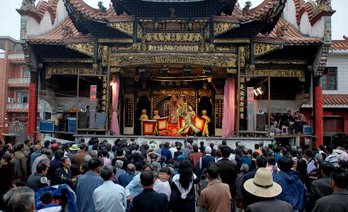 5月2日,江西樂(lè)平市塔山街道天濟(jì)村村民在古戲臺(tái)前欣賞贛劇《雙潼臺(tái)》。“五一”小長(zhǎng)假期間,江西樂(lè)平市贛劇團(tuán)演職人員到農(nóng)村進(jìn)行巡回演出,把精彩大戲送到農(nóng)民的家門(mén)口,讓農(nóng)民開(kāi)心過(guò)節(jié)。 新華社發(fā)(朱定文 攝) 文 攝)