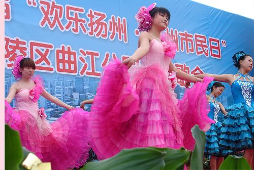 5月2日,揚(yáng)州市民在“市民日”上表演文藝節(jié)目。 新華社發(fā)(施華健 攝)