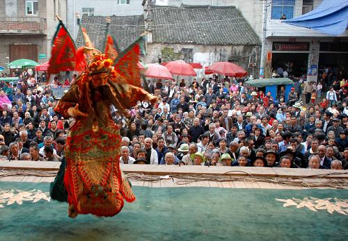 5月2日,江西樂(lè)平市塔山街道天濟(jì)村村民在古戲臺(tái)前欣賞贛劇《雙潼臺(tái)》。 新華社發(fā)(朱定文 攝)